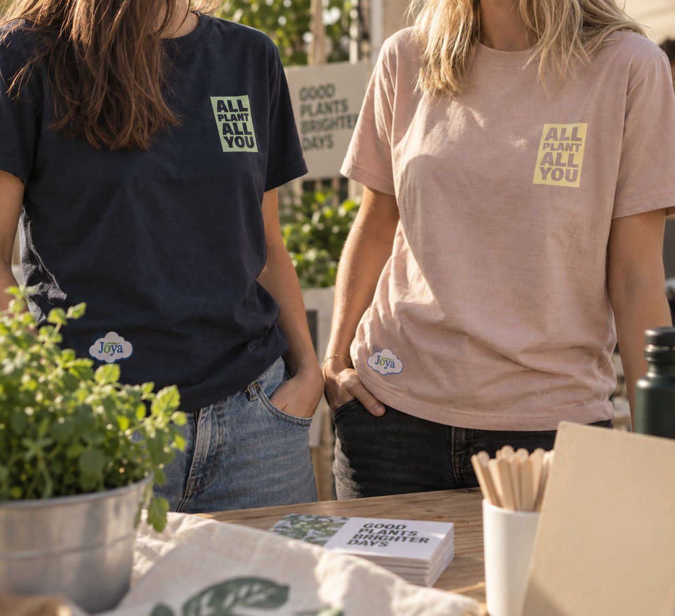 Zwei Frauen in T-Shirts mit Siebdruck für JOYA