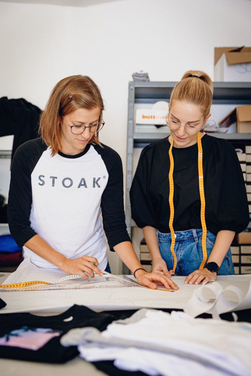 Zwei Näherinnen in der Produktion von OH Clothing