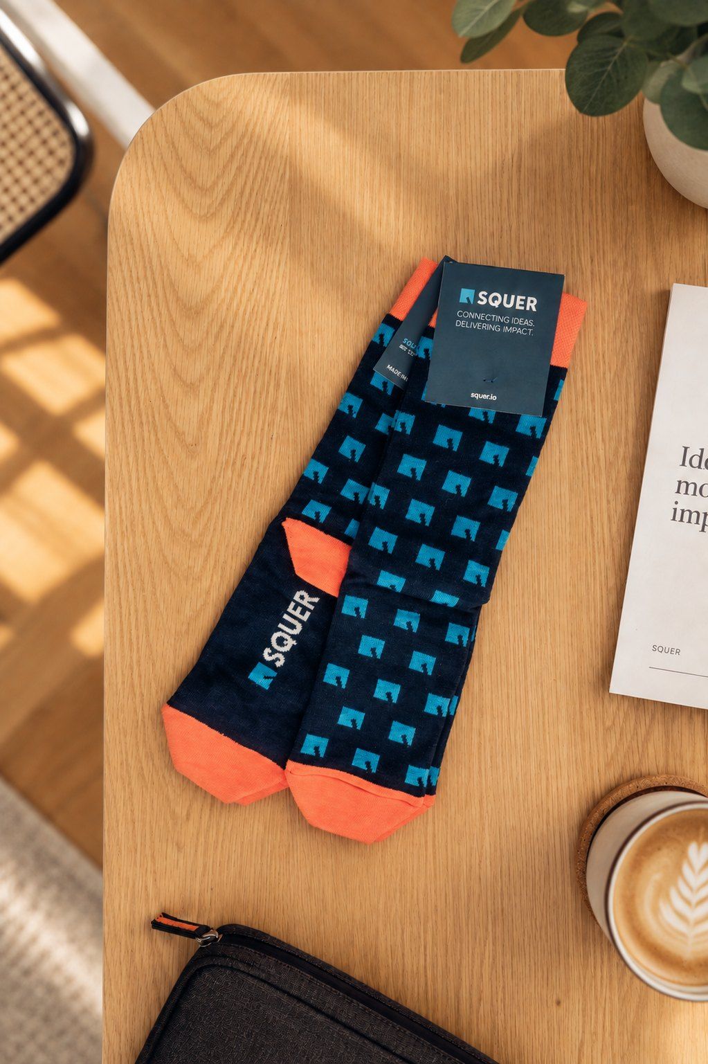 SQUER Socken mit Banderole auf Holztisch