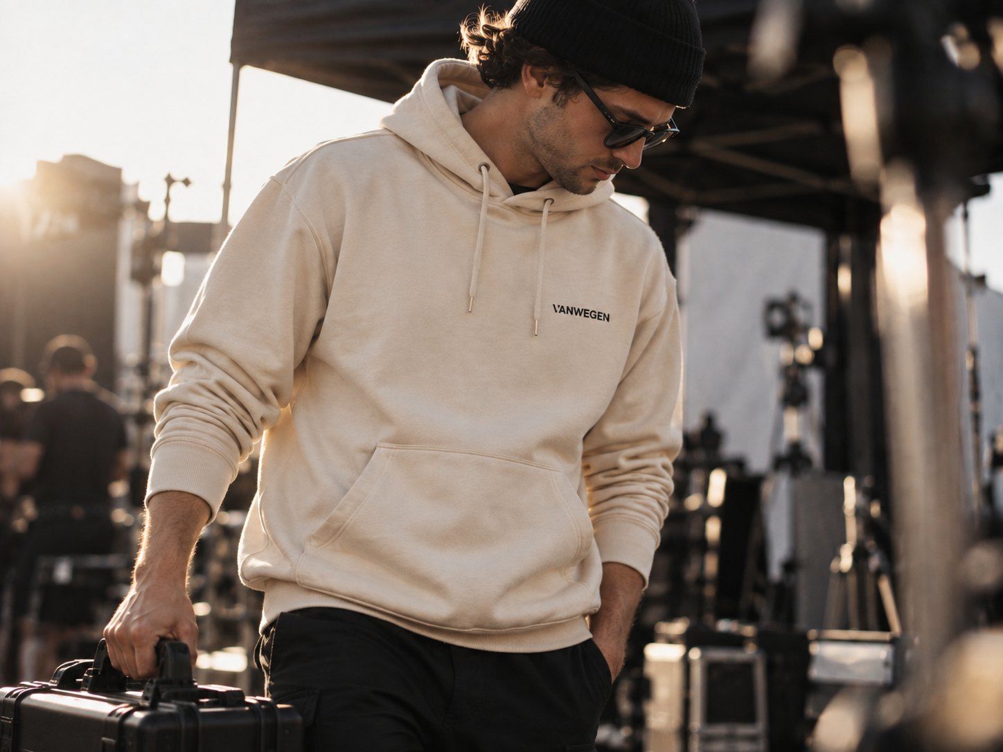 VANWEGEN Hoodie am Set getragen